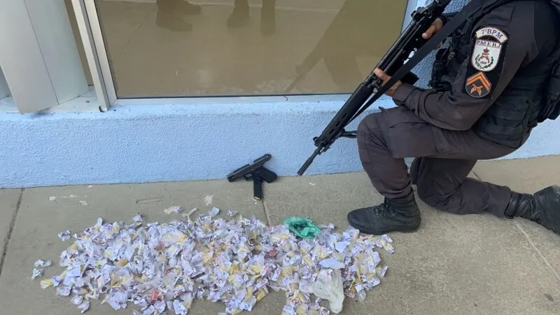 Arma e drogas foram apreendidas na ação