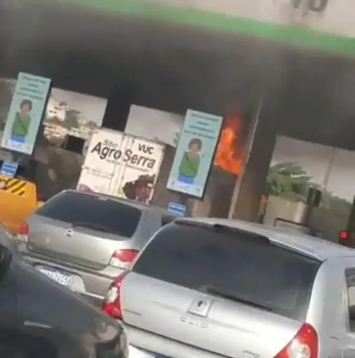 Veículo pegou fogo na praça do pedágio, na Ponte Rio-Niterói