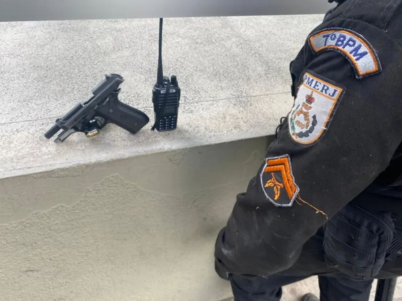 Arma e rádio transmissor foram encontrados com suspeito, segundo a PM