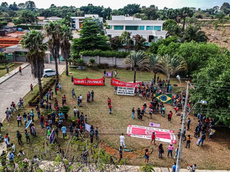 Grupo realiza ato em frente à mansão de Flávio Bolsonaro, em Brasília