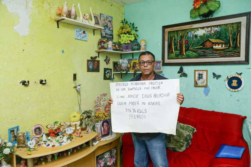 Renato fez cartaz com ajuda de vizinhos para pedir emprego