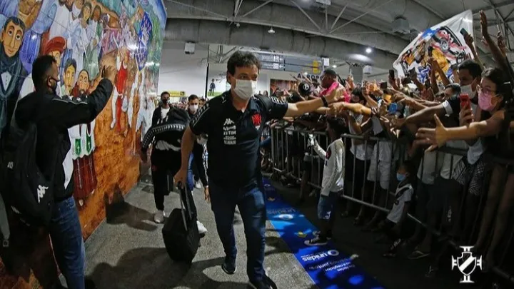 Fernando Diniz na chegada do Vasco a São Luís, no Maranhão