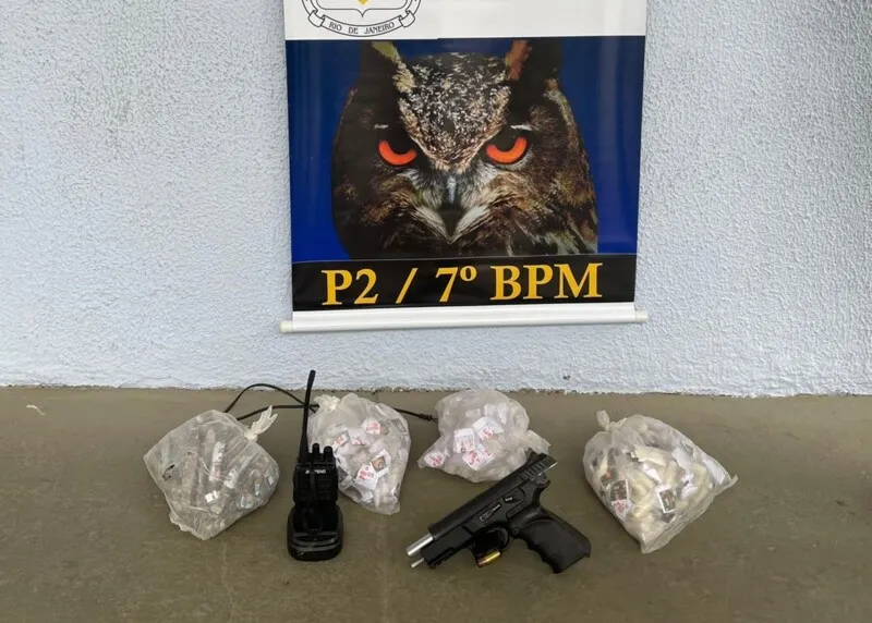 Arma e drogas foram apreendidas na ação