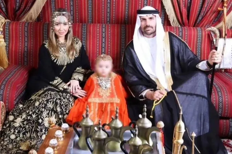 Eduardo Bolsonaro vestido de sheik com esposa e filha durante viagem a Dubai