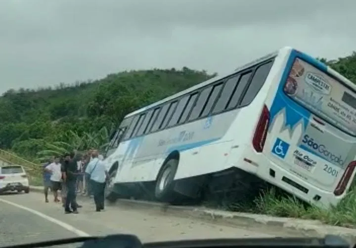 Veículo invadiu ponto de ônibus e quase capotou em ribanceira