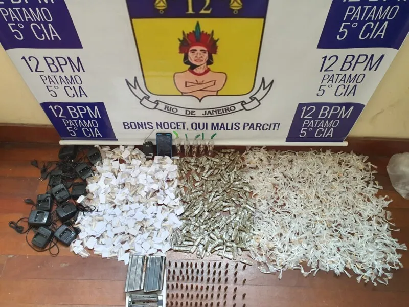 Na ação, também foram apreendidos 927 pedras de crack, 297 cápsulas de maconha, 260 trouxinhas de maconha, além de 90 munições de fuzil 762, balanças, carregadores e munições de fuzil 556