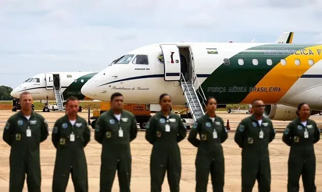 Embora tenha alterado as regras para uso dos aviões, Bolsonaro deixou brecha para autoridades