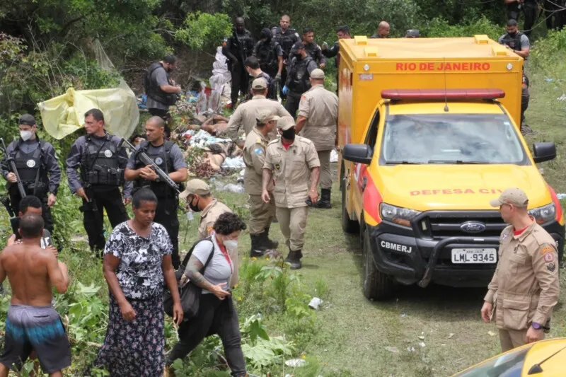 Corpos foram encontrados na manhã desta segunda-feira (22) em manguezal