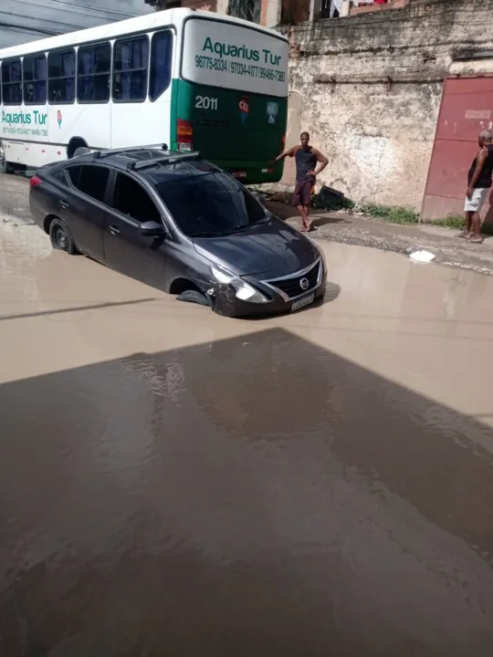 Carro ficou atolado após tentar passar pelo bolsão de água