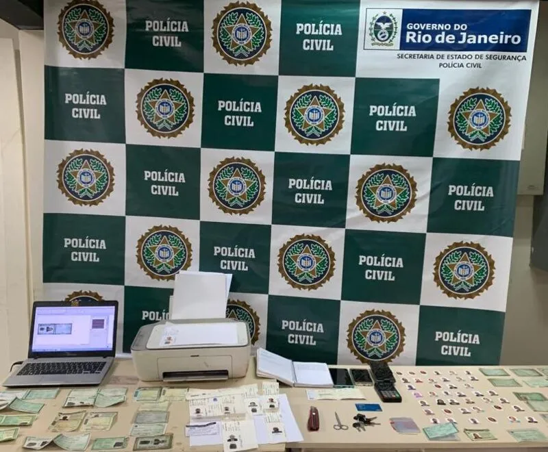  Durante a ação, os agentes apreenderam documentos e equipamento para confecção dos mesmos e outros materiais utilizados nos golpes