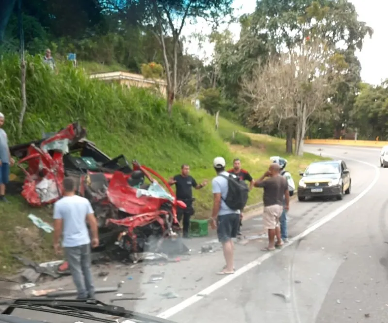 Veículo de passeio ficou totalmente destruído
