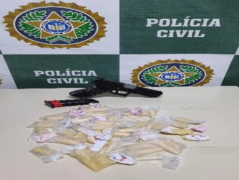 Os policiais  apreenderam drogas e um simulacro de arma de fogo