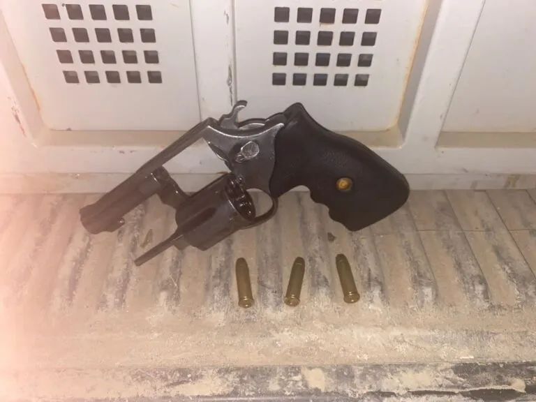 Arma foi apreendida na casa do acusado