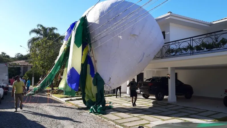 Balão caiu em condomínio residencial