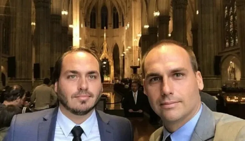 Carlos e Eduardo Bolsonaro