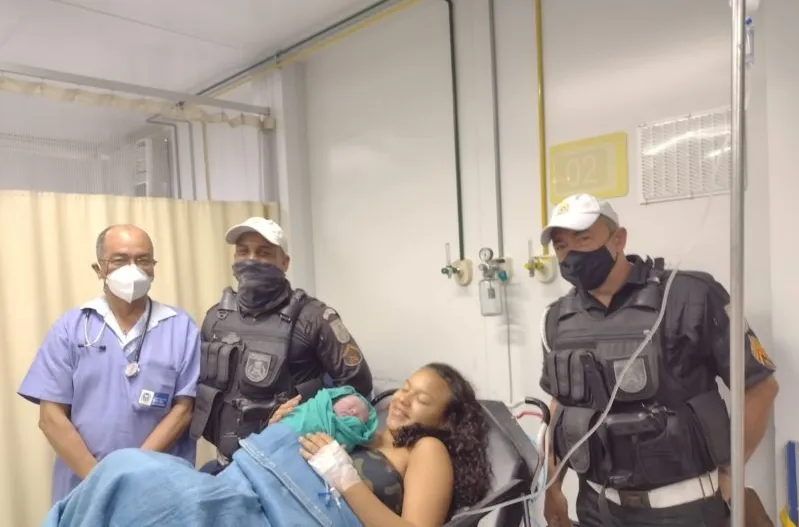Policiais posaram para foto com a jovem e o bebê