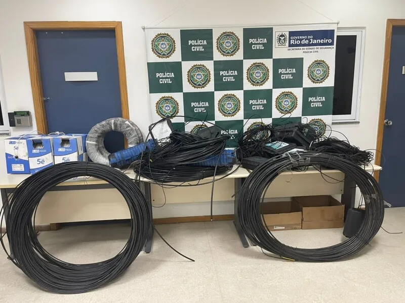 Cabos e equipamentos apreendidos pela polícia na operação contra 'gatonet' na fachada 82DP