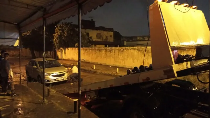 Carro foi deixado na Rua Bernardo de Lima