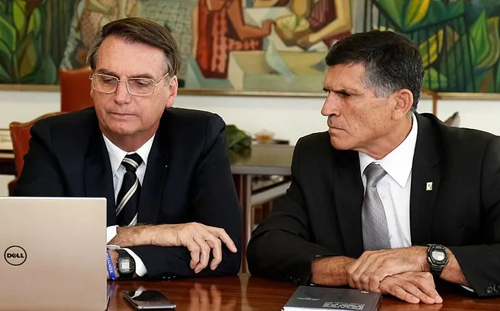 Presidente Bolsonaro com o ex-ministro e ex-aliado general Santos Curz