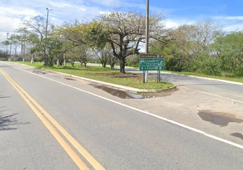 A interdição da Rodovia Amaral Peixoto é para veículos de passeio, caminhões, carretas e ônibus intermunicipal/interestadual