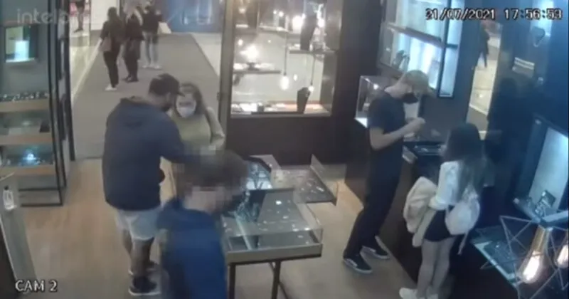 Homem aproveitou distração de vendedores para roubar cordão