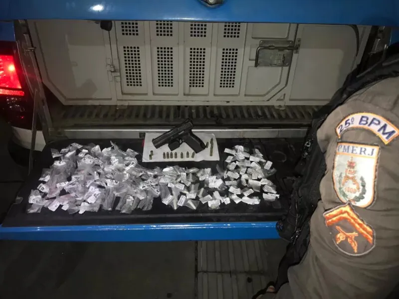 Uma pistola e drogas foram apreendidas