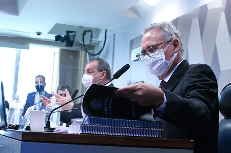 Relator Renan Calheiros (MDB-AL) lê o relatório