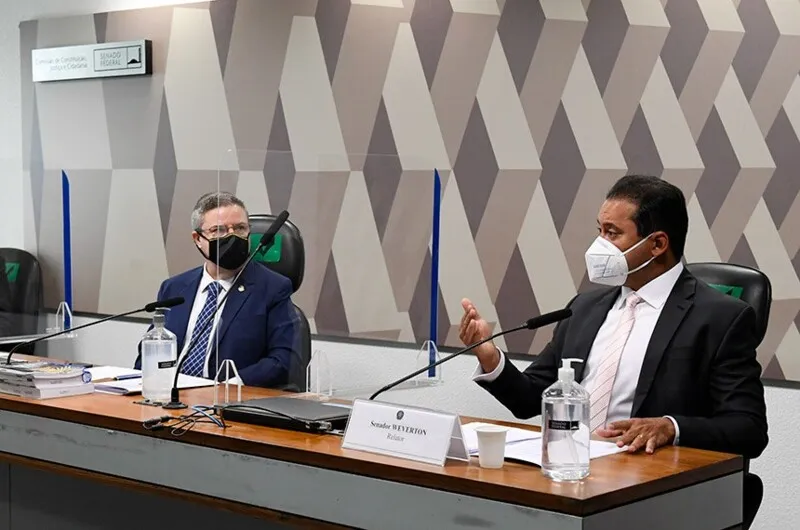 O vice-presidente da CCJ, Antonio Anastasia, ouve o relator, Weverton, na reunião desta quarta