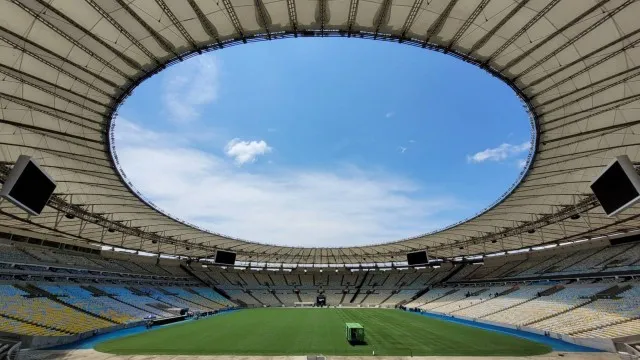 O estádio do Maracanã passava por uma manutenção no gramado.