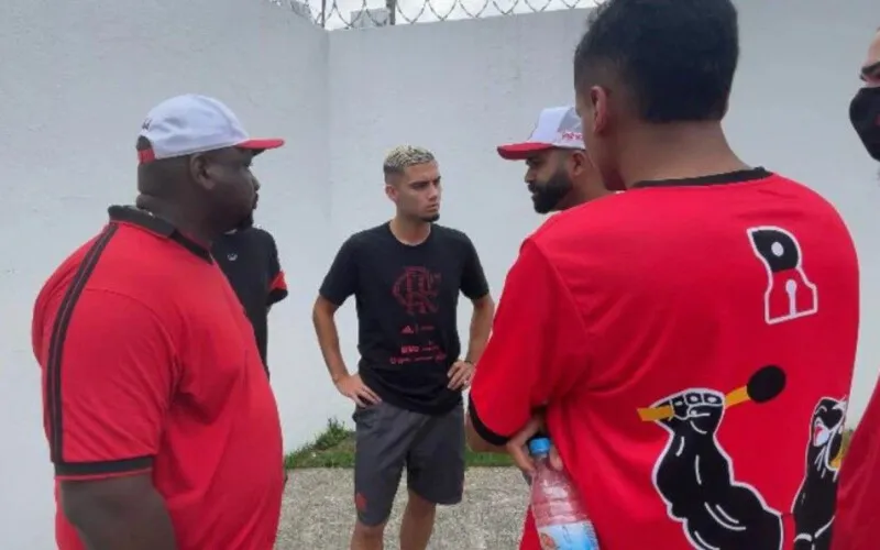 Andreas Pereira é cobrado por torcedores