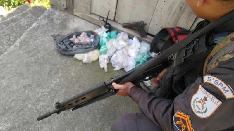 Arma, drogas e um rádio transmissor foram apreendidos na ação