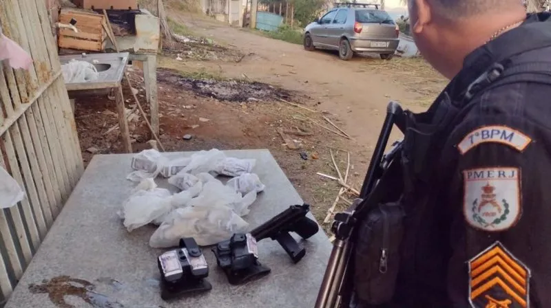 Arma e drogas foram apreendidas na ação
