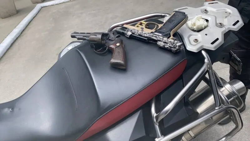 Duas armas foram encontradas com os criminosos