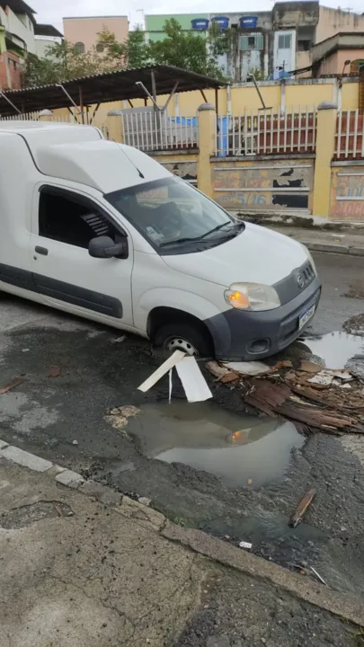 Diversos veículos já ficaram com rodas presas no buraco