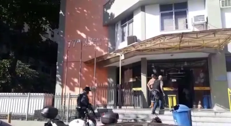 Prisão foi executada pro agentes da 77ª DP (Icaraí)
