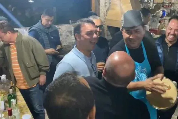 Flávio Bolsonaro é visto em aglomeração
