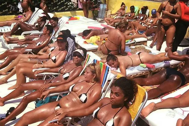 Técnica de bronzeamento com fita isolante se popularizou no RJ