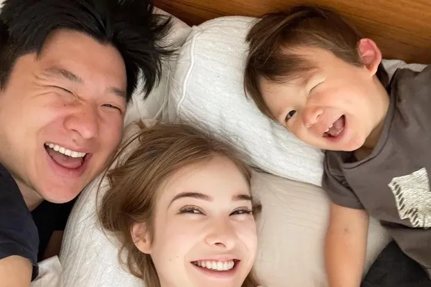 Pyong Lee e Sammy brincam com o filho Jake