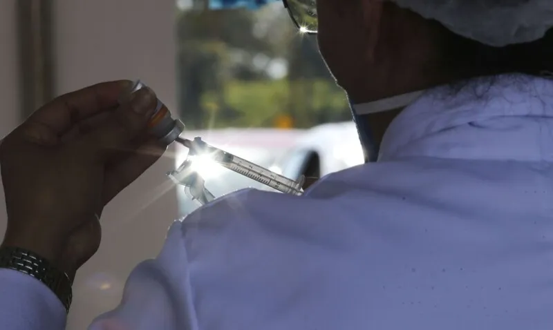 Tempo para segunda dose da AstraZeneca é reduzido para oito semanas.