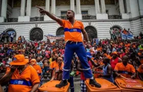 Garis da Comlurb entram de greve na cidade do Rio