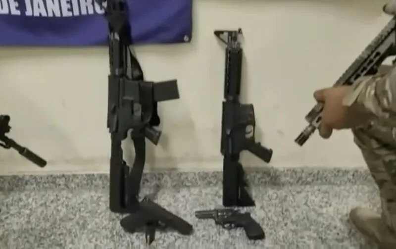Armas foram apreendidas com suspeitos
