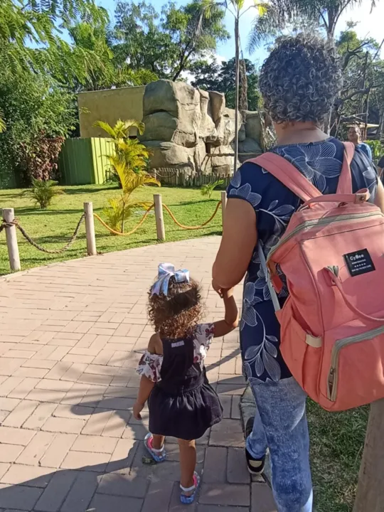 Confeiteira Tânia com sua neta, Maria Flor