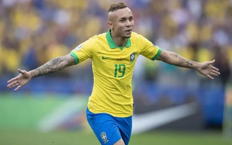 O agente do jogador chega nesta terça (14) para iniciar as negociações