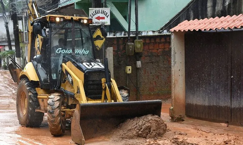 A PRF recomenda aos motoristas evitarem a Rio–Santos entre Mangaratiba e Paraty por causa dos deslizamentos constantes.