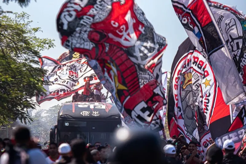 Torcida fez festa no embarque para a final da Libertadores, em Guayaquil