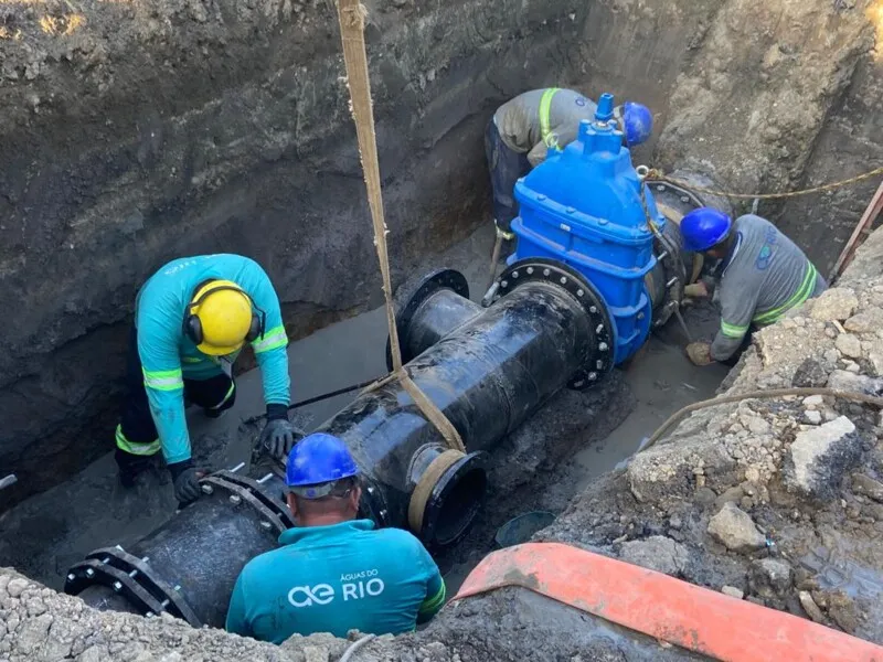 Funcionários da Águas do Rio trabalham no Pacheco, em SG