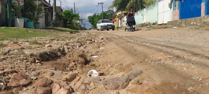 Moradores fazem obras paliativas por conta própria em algumas ruas