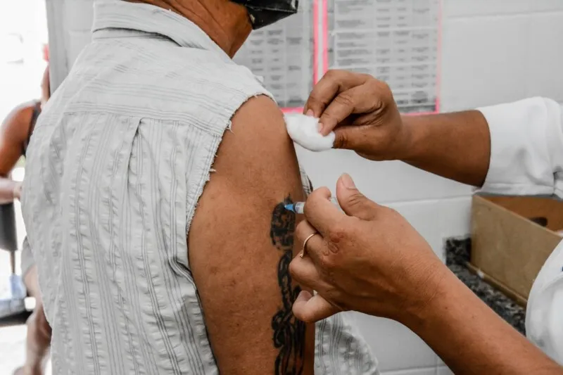 Dose de reforço para idosos de 70 ou mais está disponível em Itaboraí