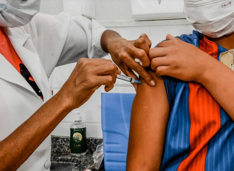 Imagem ilustrativa da imagem Covid-19: Itaboraí aplica dose de reforço em adolescentes