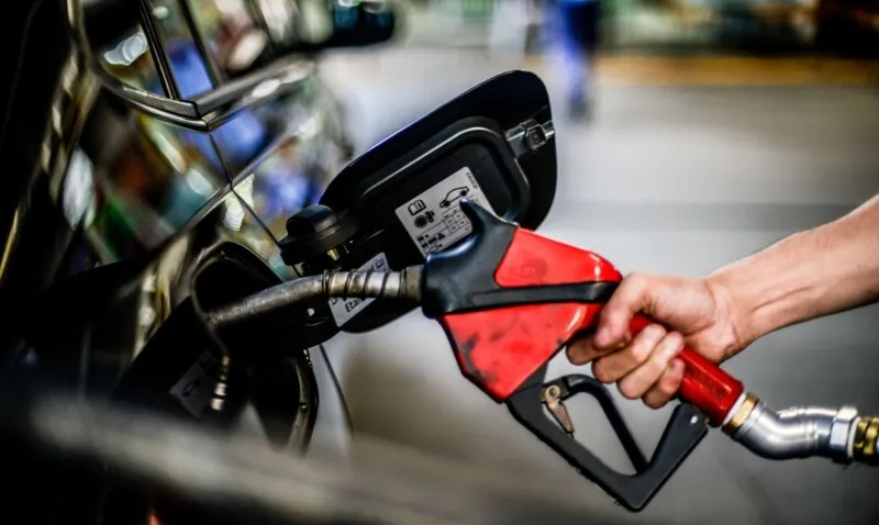 Imagem ilustrativa da imagem Gasolina terá reajuste de 5,2% e diesel, de 14,2%